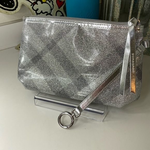 Burberry cosmetic or clutch with Key ring - Picture 1 of 7